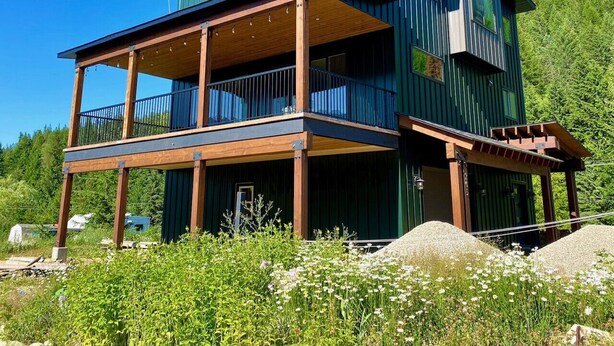 Un bâtiment à deux étages, doté d’un balcon au rez-de-chaussée et d’une grande fenêtre à l’étage supérieur.