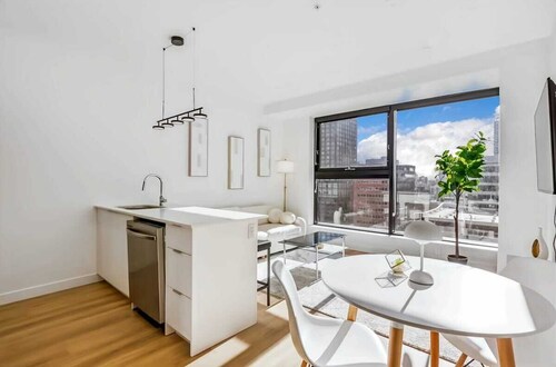 Elegant Calgary Abode: Fitness Studio, Sauna, Billiards.