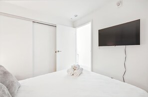 Tabla de planchar con plancha, wifi y ropa de cama 