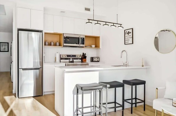 Private kitchen - Downtown Escape | Gym Access, Sauna & Pool Table Fun (Calgary)