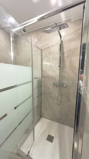Shower, hair dryer - Villa les Volets Bleus, an authentic house in the city center. (Fontaine-de-Vaucluse)