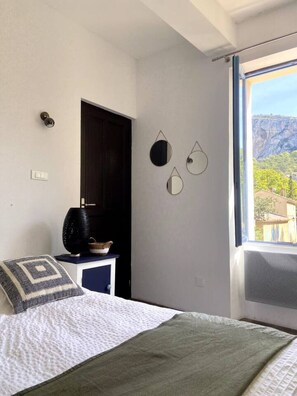 Iron/ironing board, WiFi, bed sheets - Villa les Volets Bleus, an authentic house in the city center. (Fontaine-de-Vaucluse)