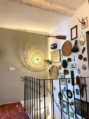 Interior - Villa les Volets Bleus, an authentic house in the city center. (Fontaine-de-Vaucluse)