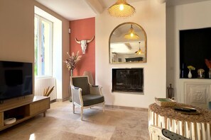 TV - Villa les Volets Bleus, an authentic house in the city center. (Fontaine-de-Vaucluse)