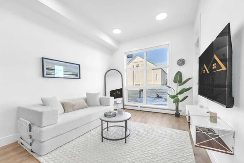 Modern Calgary Retreat, Marda Loop, 80 Min Banff