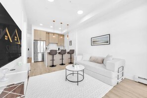 Living area - Modern Calgary Retreat, Marda Loop, 80 Min Banff (Calgary)