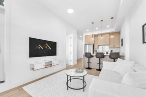 Living area - Modern Calgary Retreat, Marda Loop, 80 Min Banff (Calgary)