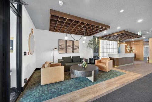 Modern Calgary Retreat, Marda Loop, 80 Min Banff