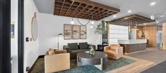 Modern Calgary Retreat, Marda Loop, 80 Min Banff