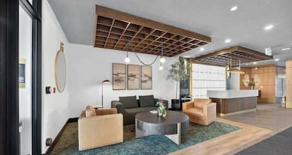 Modern Calgary Retreat, Marda Loop, 80 Min Banff