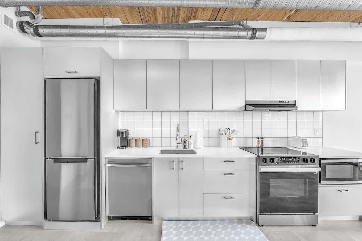 Fridge, microwave, stovetop, dishwasher