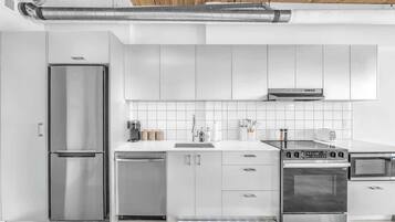 Fridge, microwave, stovetop, dishwasher