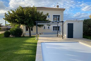 Property grounds - La Maison de Gari, spacious house with swimming pool and beautiful exterior (Taillades)