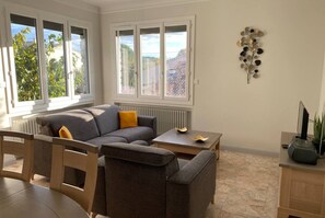 TV - La Maison de Gari, spacious house with swimming pool and beautiful exterior (Taillades)