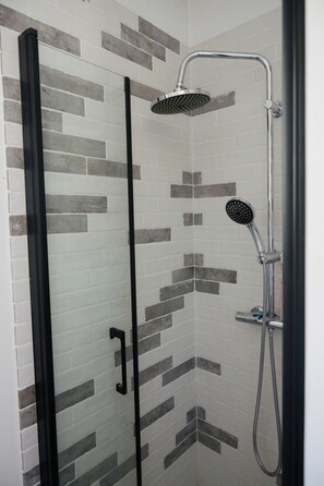 Shower, hair dryer, towels, toilet paper - Charming house 5mn away from Valbonne, in a residence with pool and tennis (Opio)