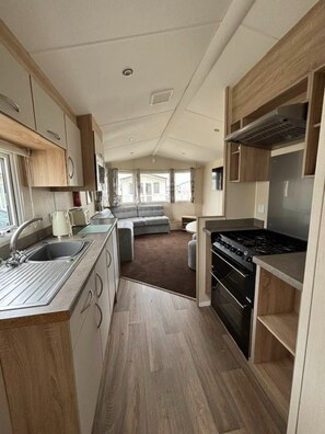 Fridge, microwave, oven, stovetop - cosy camber home from home caravan (Camber)