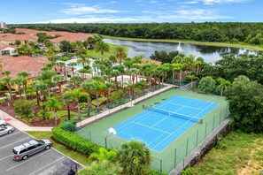 Sport court - Friendly Condo With Shared Pool and Hot Tub, High-speed Wifi, and Central AC (Kissimmee)