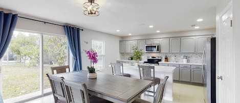 Hus - flera sängar - kök - utsikt mot trädgården (Dreamy Life in Kissimmee)