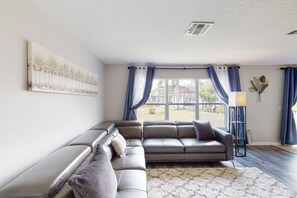 Casa, varias camas, cocina, vista al jardín (Dreamy Life in Kissimmee) | Área de sala de estar
