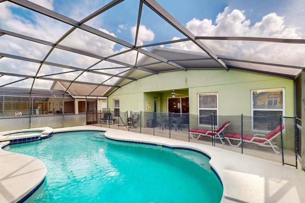 Your Florida Getaway for Fun, Pool, and Games, not far From Disney - Loughman, FL