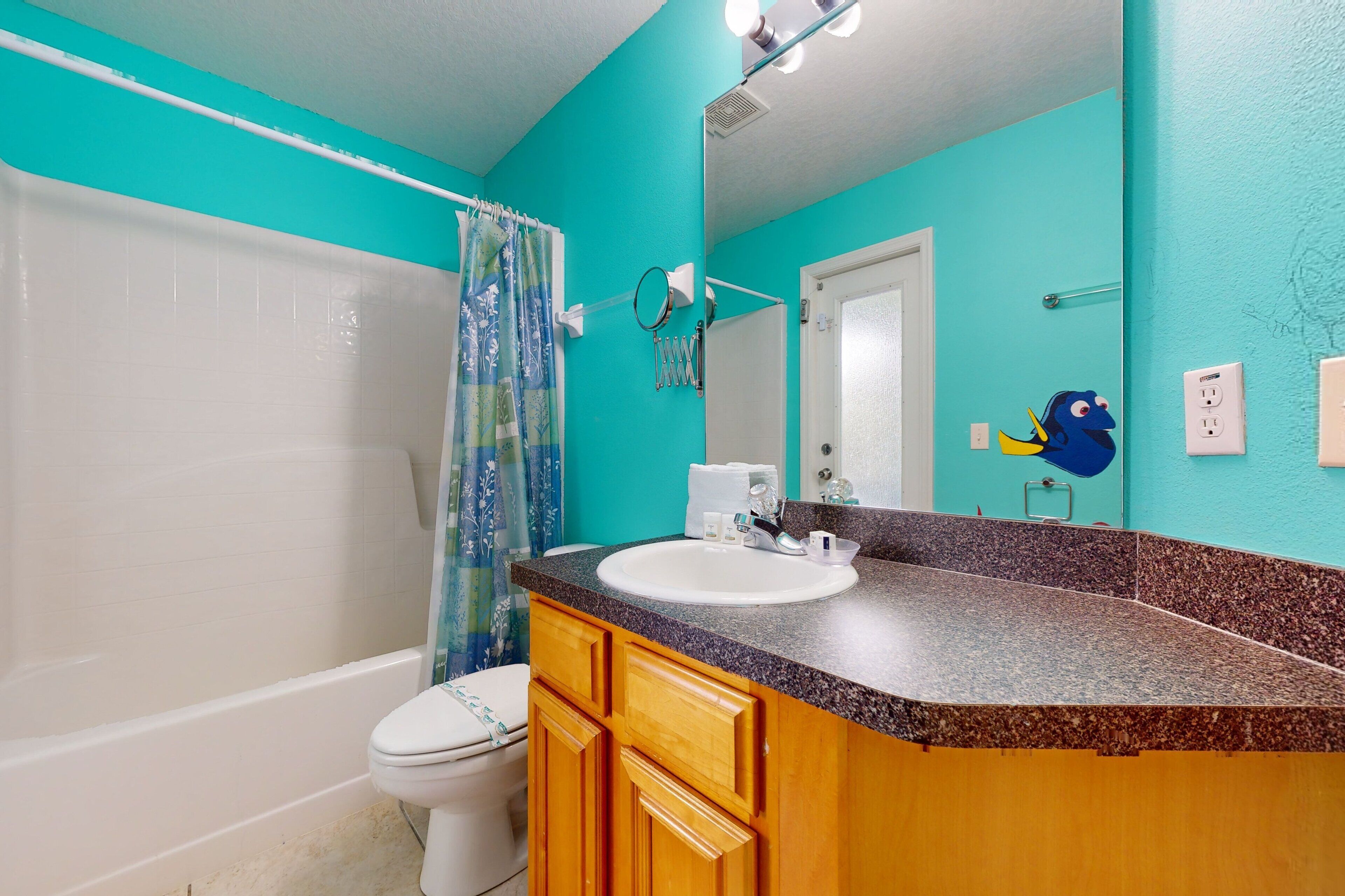 Une salle de bain avec une baignoire, des toilettes, un lavabo et un miroir.
