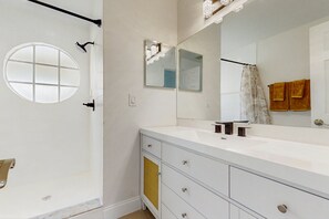 Bathroom - Inviting Resort Condo With Pool Access, Full Kitchen & Near Disney Parks (Kissimmee)