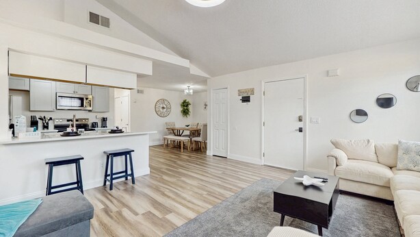 Un apartamento moderno con cocina, comedor y sala de estar.