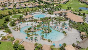 Un resort con varias piscinas, un campo de golf y un amplio estacionamiento.