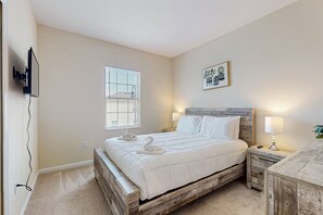 House, Multiple Beds, Kitchen, Garden View (Magwins Villa) - Magwins Villa Updated Modern Comfort With Full Kitchen - Snowbird Friendly (Davenport)
