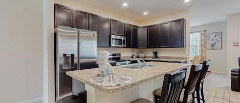 Hus - flera sÀngar - kök - utsikt mot trÀdgÄrden (Magwins Villa) | Eget kök