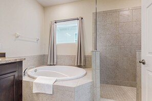 House, Multiple Beds, Kitchen, Garden View (Magwins Villa) | Bathroom - Magwins Villa Updated Modern Comfort With Full Kitchen - Snowbird Friendly (Davenport)