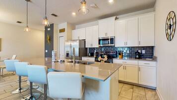 Casa, letti multipli, accesso alla piscina, vista piscina (Max n Relax - Champions Gate) | Cucina privata