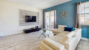 Nhà, nhiều giường, có thể sử dụng hồ bơi, quang cảnh vườn (Townhome Retreat - Champions Gate) | Khu phòng khách