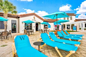 Outdoor dining - Well-stocked Home With Game Room, Enclosed Pool, Patio, & Child-friendly Items (Kissimmee)