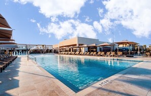 Outdoor pool - Modern Villa With Patio, Grill, Central AC, Wifi, Shared Pool, Tennis, & gym (Kissimmee)