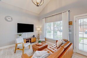 บ้านพัก, หลายเตียง, ใช้สระว่ายน้ำได้, วิวสระว่ายน้ำ (The Mouse House) | บริเวณนั่งเล่น