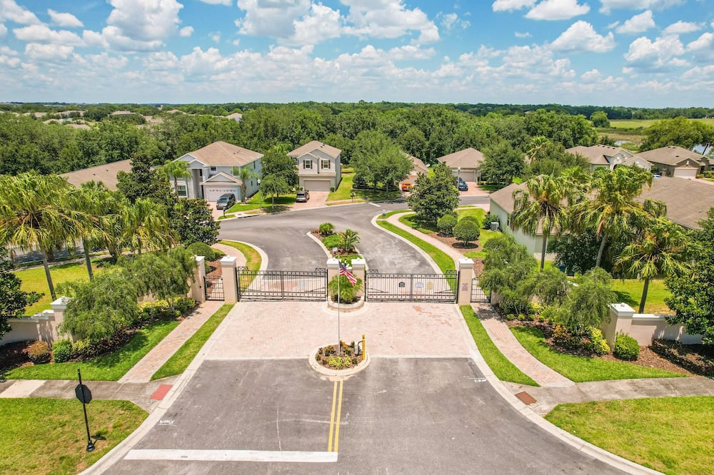 Dog-friendly Ground-floor Home in Gated Community W/lake Views & Enclosed Patio - Davenport, FL