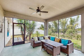 Living area - Dog-friendly Ground-floor Home in Gated Community W/lake Views & Enclosed Patio (Davenport)