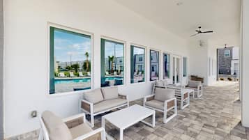 Casa, varias camas, acceso a la alberca, vista a la alberca (Golfer's Retreat at Azur Resort) | Terraza o patio