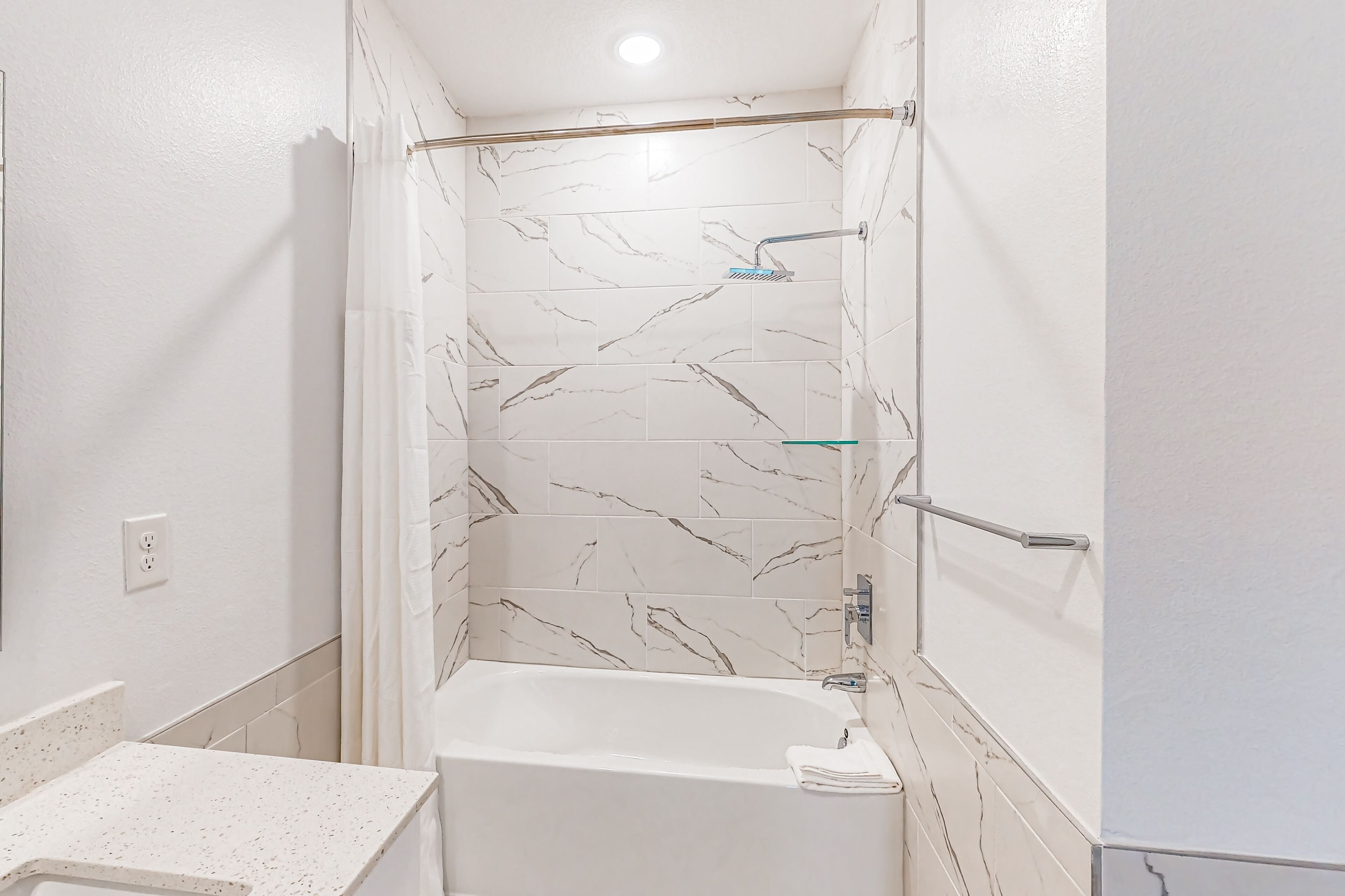Une salle de bain équipée d’une douche, d’une baignoire et de toilettes.