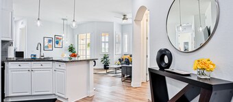 Stylish, Third-floor Condo With Water View, Pool, hot Tub, & On-site Game Room