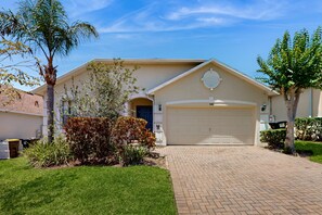 Exterior - Spacious Home With Private Pool, Pool Table and air Hockey (Davenport)