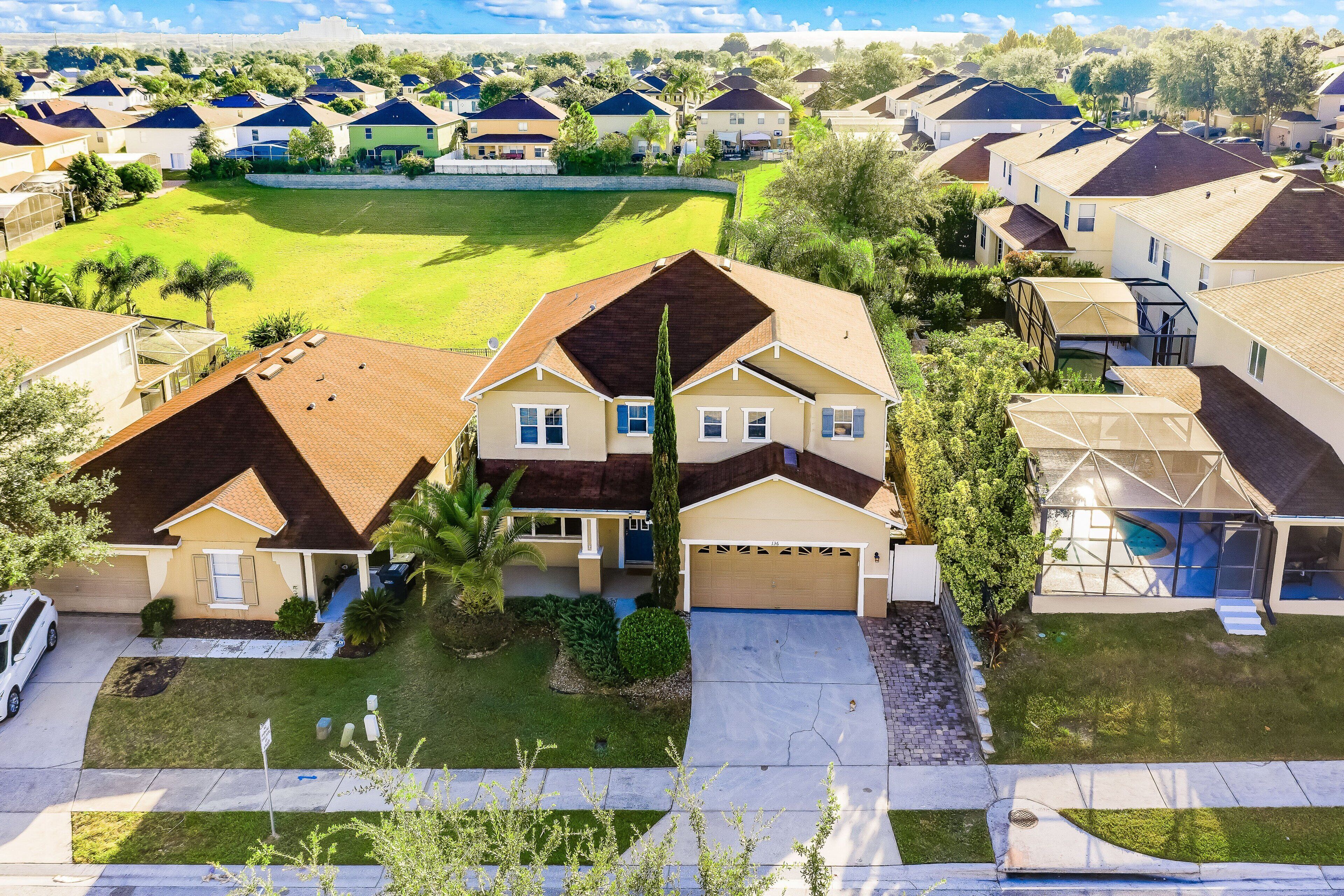 Un quartier résidentiel avec des maisons, une pelouse verdoyante et un garage.