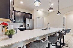 公寓式客房, 多张床, 使用泳池, 泳池景观 (SunDrop Sanctuary) | 私人厨房