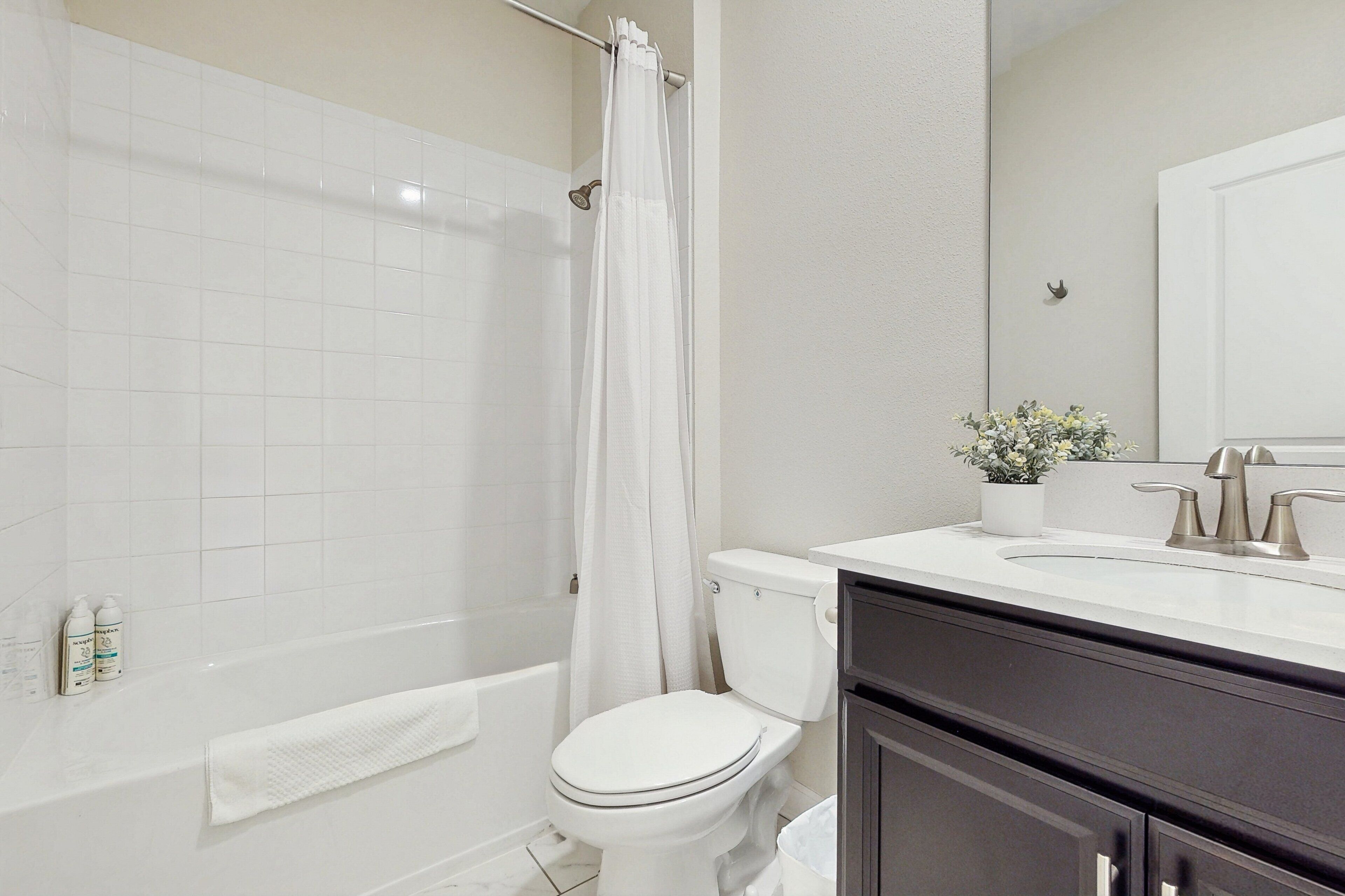 Une salle de bain avec une baignoire, des toilettes et un lavabo.