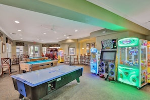 Games room - Friendly Condo With Pool and hot tub Access, Wifi, Central AC, and Private W/D (Kissimmee)