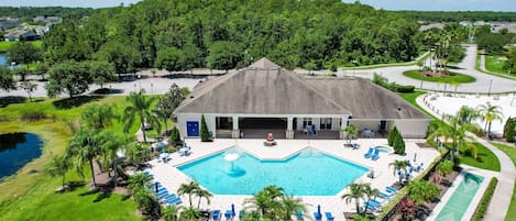 Un hôtel doté d’une piscine, d’un court de tennis et d’un parking.