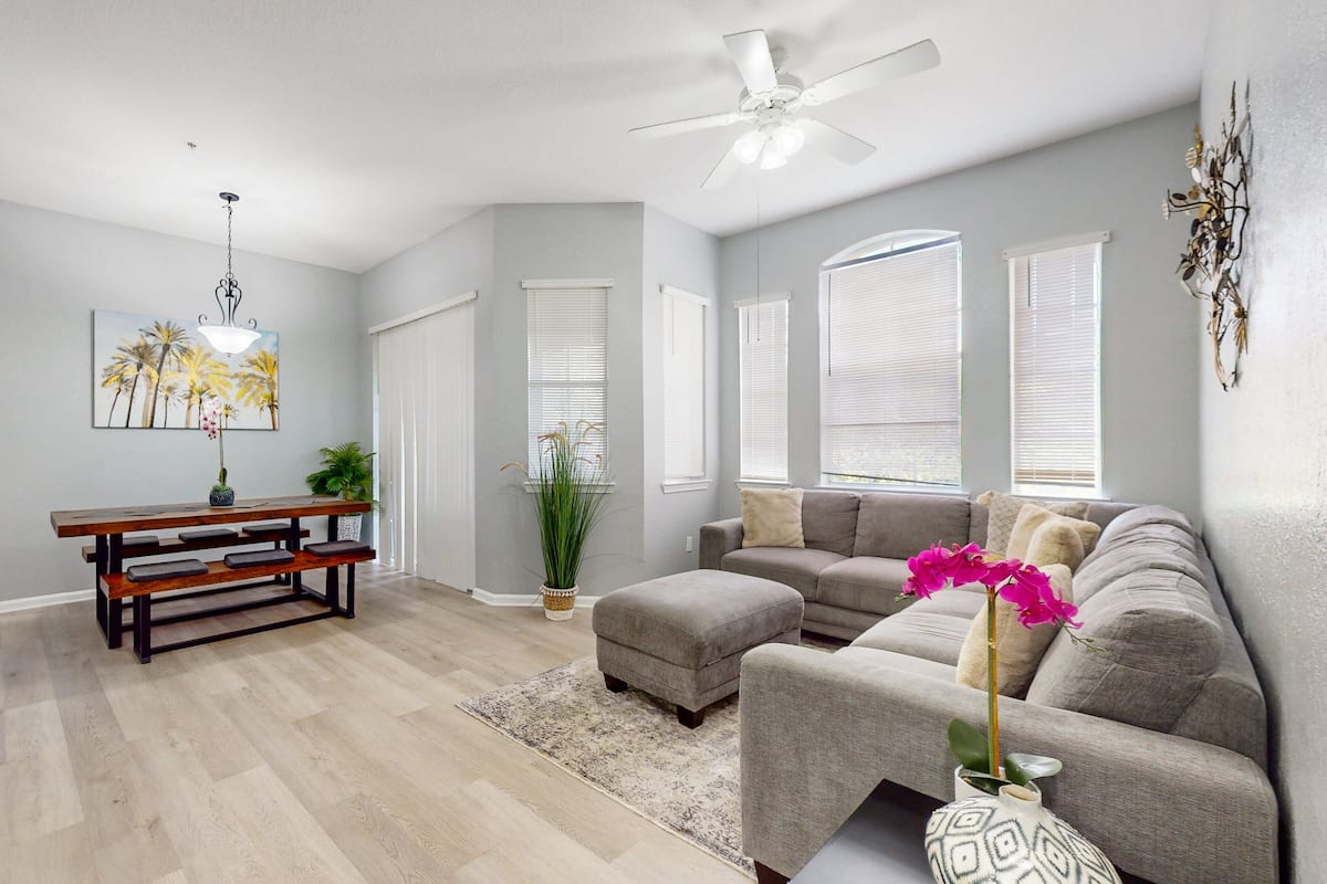 คอนโด, หลายเตียง, ใช้สระว่ายน้ำได้, วิวสระว่ายน้ำ (Sunny Davenport) | บริเวณนั่งเล่น