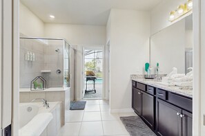 Ferienhaus, Mehrere Betten, Poolzugang, Poolblick (Kaipo Kastle - Windsor Island Resort) | Badezimmer | Handtücher