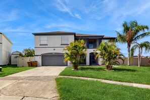 Exterior - Beautiful Home With Private Pool, Game Room and Basketball Court (Kissimmee)